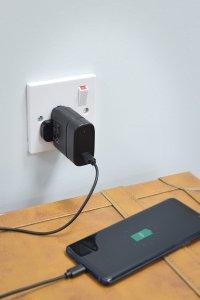 2 port quick charge mains adapter